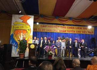 Tuyên Cáo Chung về việc Nhà cầm quyền Cộng sản Việt Nam chiếm đoạt và phá hủy Chùa Liên Trì Thị trưởng Tạ Đức Trí đọc Tuyên Cáo Chung, bên cạnh là tập thể các vị Dân cử