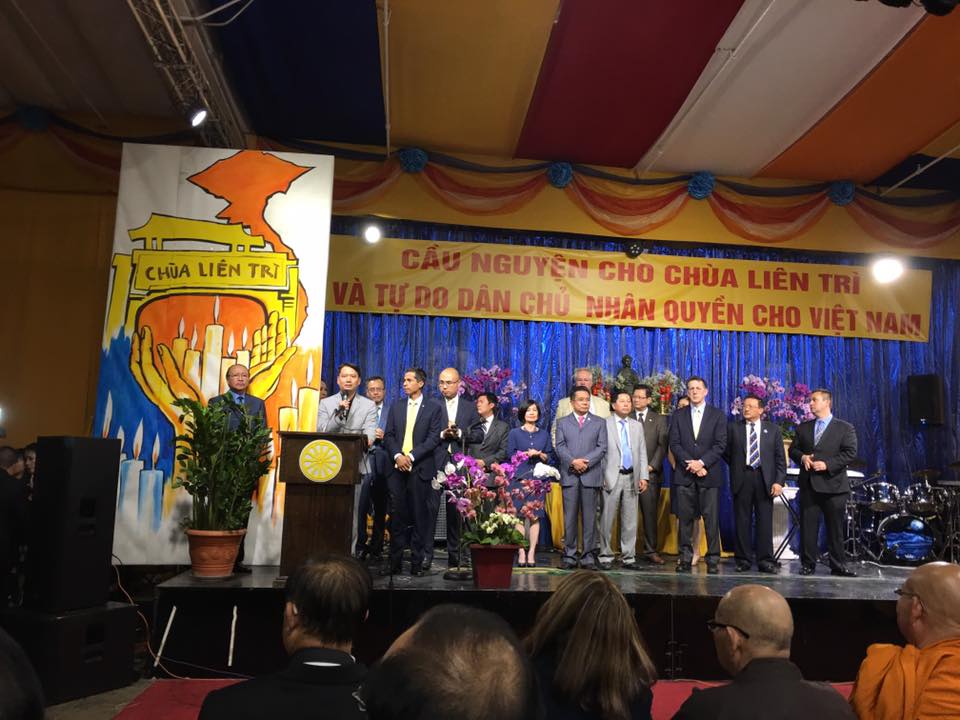 Thị trưởng Tạ Đức Trí đọc Tuyên Cáo Chung, bên cạnh là tập thể các vị Dân cử