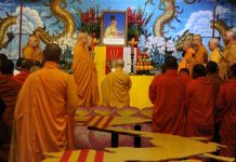 Thư mời tham dự Hội thảo của Tổng Vụ Hoằng Pháp – Tăng Đoàn GHPGVNTNHN TT. Thích Quảng Long (quỳ giữa) - trong giờ phát nguyện trước giác linh đức đệ tứ Tăng Thống