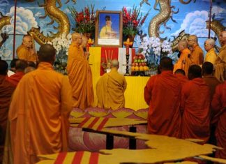 Thư mời tham dự Hội thảo của Tổng Vụ Hoằng Pháp – Tăng Đoàn GHPGVNTNHN TT. Thích Quảng Long (quỳ giữa) - trong giờ phát nguyện trước giác linh đức đệ tứ Tăng Thống