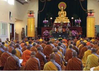 Bản Tin An Cư của Tăng Đoàn GHPGVNTNHN ngày 19-6-2018 Chư Tôn Đức Tăng Ni công phu khuya