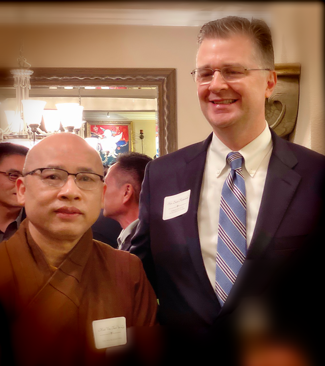 Hòa Thượng Thích Viên Lý với ông Đại sứ Hoa Kỳ tại Việt Nam Daniel J. Kritenbrink
