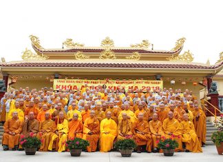Bản Tin An Cư Tăng Đoàn GHPGVNTNHN Ngày 28-6-2018: “Công Viên Quả Mãn” Chư Tôn Đức Giáo Phẩm Tăng Ni Chụp hình lưu niệm