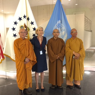 Từ trái: HT. Thích Chơn Trí, bà Kerry, HT. Thích Viên Lý, TT. Thích Tâm Thành tại Tòa Đại sứ Hoa Kỳ tại Liên Hiệp Quốc