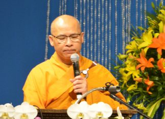 Tuyên ngôn Phật đản PL 2561 của Tăng Đoàn GHPGVNTN Hải Ngoại HT. Thích Viên Lý đọc Tuyên Ngôn tại Chùa Điều Ngự
