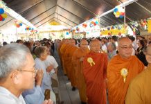 HT. Thích Chơn Trí – từ nhiệm tất cả mọi chức vụ trong GHPGVNTNHN-HK và VPIIVHĐ HT.Thích Chơn Trí (thứ 1 từ phải sang)
