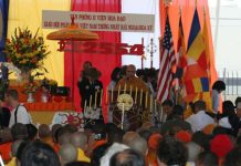Thông Bạch minh định lập trường VPII VHĐ của Hòa thượng Thích Viên Lý HT. Thích Viên Lý giữa hội chúng