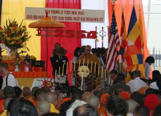 Thông Bạch minh định lập trường VPII VHĐ của Hòa thượng Thích Viên Lý HT. Thích Viên Lý giữa hội chúng
