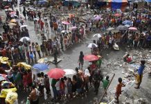 Thông tư cứu trợ bão lụt tại Philipines của Chủ tịch VPIIVHĐ Dòng người đợi thực phẩm cứu trợ