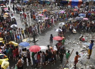 Thông tư cứu trợ bão lụt tại Philipines của Chủ tịch VPIIVHĐ Dòng người đợi thực phẩm cứu trợ