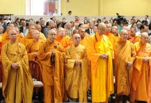 Tăng đoàn Hải ngoại phản đối Công an CSVN hành hung ĐĐ. Thích Thiên Tâm HT. Thích Viên Lý (thứ 2 từ trái)