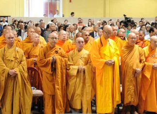Tăng đoàn Hải ngoại phản đối Công an CSVN hành hung ĐĐ. Thích Thiên Tâm HT. Thích Viên Lý (thứ 2 từ trái)