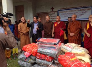 Biên nhận và Tri ân Công đức TT. Thích Viên Huy (tứ 4 từ phải sang) trong chuyến từ thiện tại Nepal