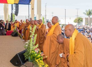 Thư cung thỉnh Chứng minh và Tham dự Hội nghi Tăng Đoàn Hải Ngoại HT. Thích Viên Lý (thứ 5, từ phải sang)
