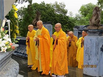 HT. Thích Viên Định (hàng đầu, giữa) trước bảo tháp đức Đệ tứ Tăng Thống HT. Thích Viên Định (hàng đầu, giữa) trước bảo tháp đức Đệ tứ Tăng Thống