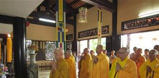 Ban Tổ Chức Phật Đản PL: 2569 HT. Thích Viên Định (hàng thứ 2, thứ 2 từ phải sang)
