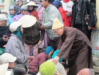 2.-Hòa-thượng-trưởng-đoàn-giúp-đỡ-cụ-già-lớn-tuổi-nhận-quà 2.-Hòa-thượng-trưởng-đoàn-giúp-đỡ-cụ-già-lớn-tuổi-nhận-quà