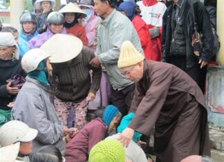 HT. Thích Không Tánh thay mặt Ban Từ thiện – Xã hội TĐPGVNTN tri ân công đức