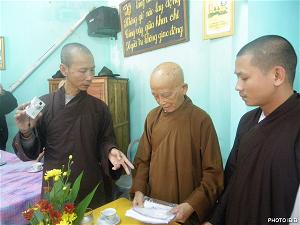 HT. Thích Như Đạt (đứng giữa) - Phó Viện Trưởng Viện Hóa Đạo kiêm Tổng Vụ Trưởng Tổng Vụ Tăng Sự