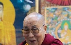 A Very Short Sermon By His Holiness The Dalai Lama For Vietnamese Buddhists On Top Of The Hills Of Dharamsala. (Song ngữ Vietnamese-English)
