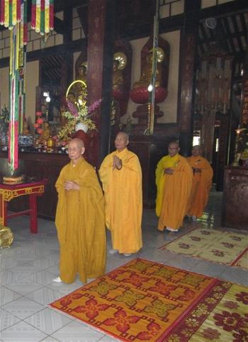 Đại lão HT. Thích Thiện Hạnh (đi đầu), HT. Thích Viên Định (thứ 2) Đại lão HT. Thích Thiện Hạnh (đi đầu), HT. Thích Viên Định (thứ 2)