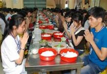 Bilingual: Eating Meal In The Temple / Ăn Cơm Chùa