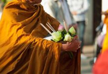 Cúng cho người trì giới được phước nhiều hơn