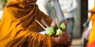 Cúng cho người trì giới được phước nhiều hơn