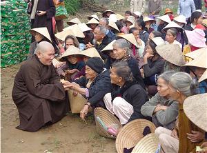 HT. Thích Chí Thắng vấn an đồng bào Huế bị bão lụt 2013