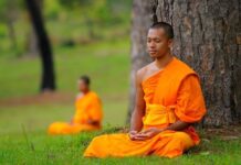 Do nhân duyên gì người xuất gia tranh giành nhau?