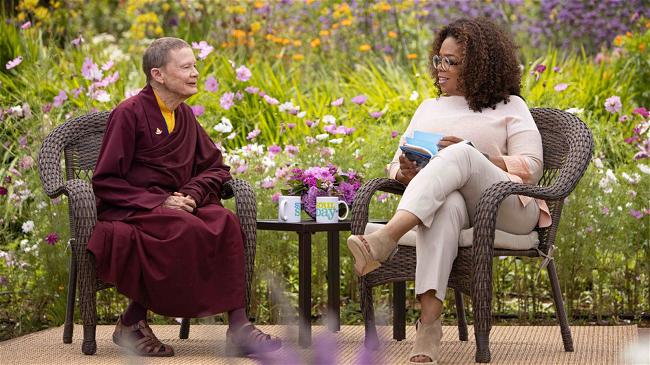 Pema Chödrön (trái) trò chuyện với Oprah Winfre