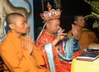 A Monastic, a Temple Priest, or a Ritual Master (Song ngữ Vietnamese-English)