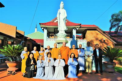 Lưu ảnh với Thầy Ajahn Brahm trước