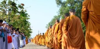 Quả báo xua đuổi chúng tăng