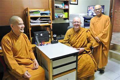 Từ trái sang HT Phương Trượng Pháp Bảo, Thầy Ajahn Brahm và TT Trụ Trì T. Phổ Huân