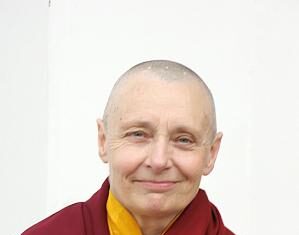 Sự Ẩn Dật – Tenzin Palmo (Song ngữ Vietnamese-English)