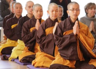 Vài Suy Nghĩ Về Ý Nghĩa Đức Phật Chế Bát Kỉnh Pháp
