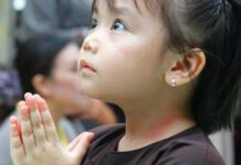 Chắp Tay Lạy Phật