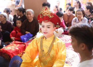 Khi người xuất gia hầu đồng, thờ lạy thần thánh
