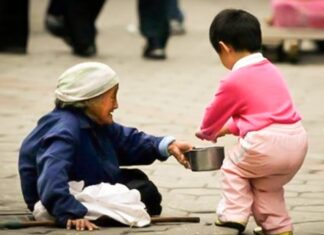 Karuna va tiếng hat của một ba lão an xin