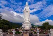 Hạnh lắng nghe