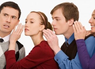 Nói hai lưỡi và gây tổn thương nhau trong công sở