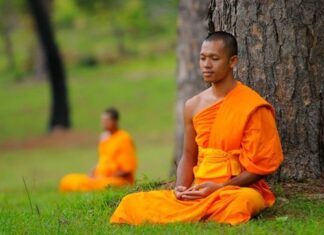 Do nhân duyên gì người xuất gia tranh giành nhau?